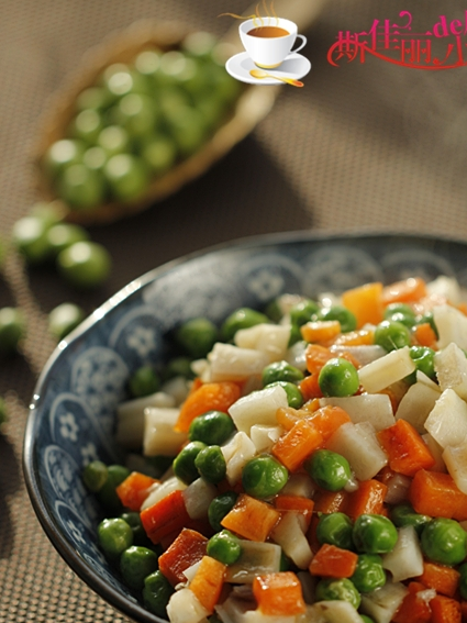 焯蔬菜時加入點青豆和胡蘿蔔,加入點鹽和幾滴油,這樣能保持蔬菜的色澤