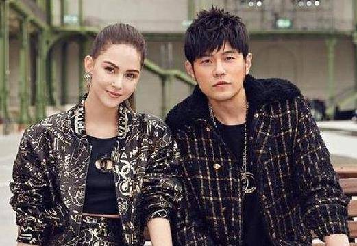 周杰伦也是出名的"宠妻狂魔",周杰伦就像一个霸道总裁,昆凌就是娇小的