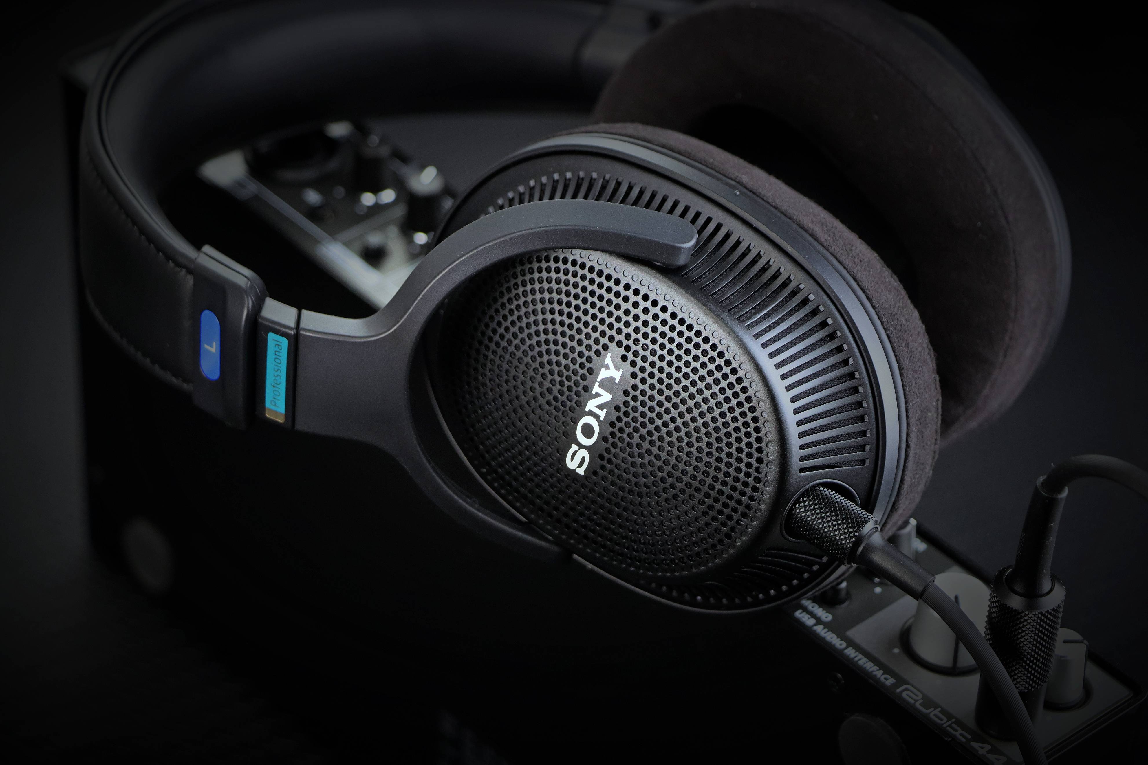 耳机人声解析素质越高,méav的嗓音就会听的越清晰,熊喵在用mdr-mv1