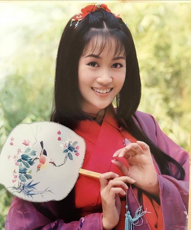 看她与袁咏仪的合照,就有答案了_梁小兵_观众_香港