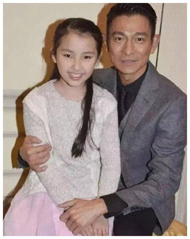 首先,我们要介绍的是刘德华的经典之作——"黑白配".