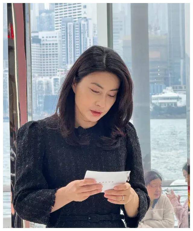 郭晶晶近照黑裙惊艳!