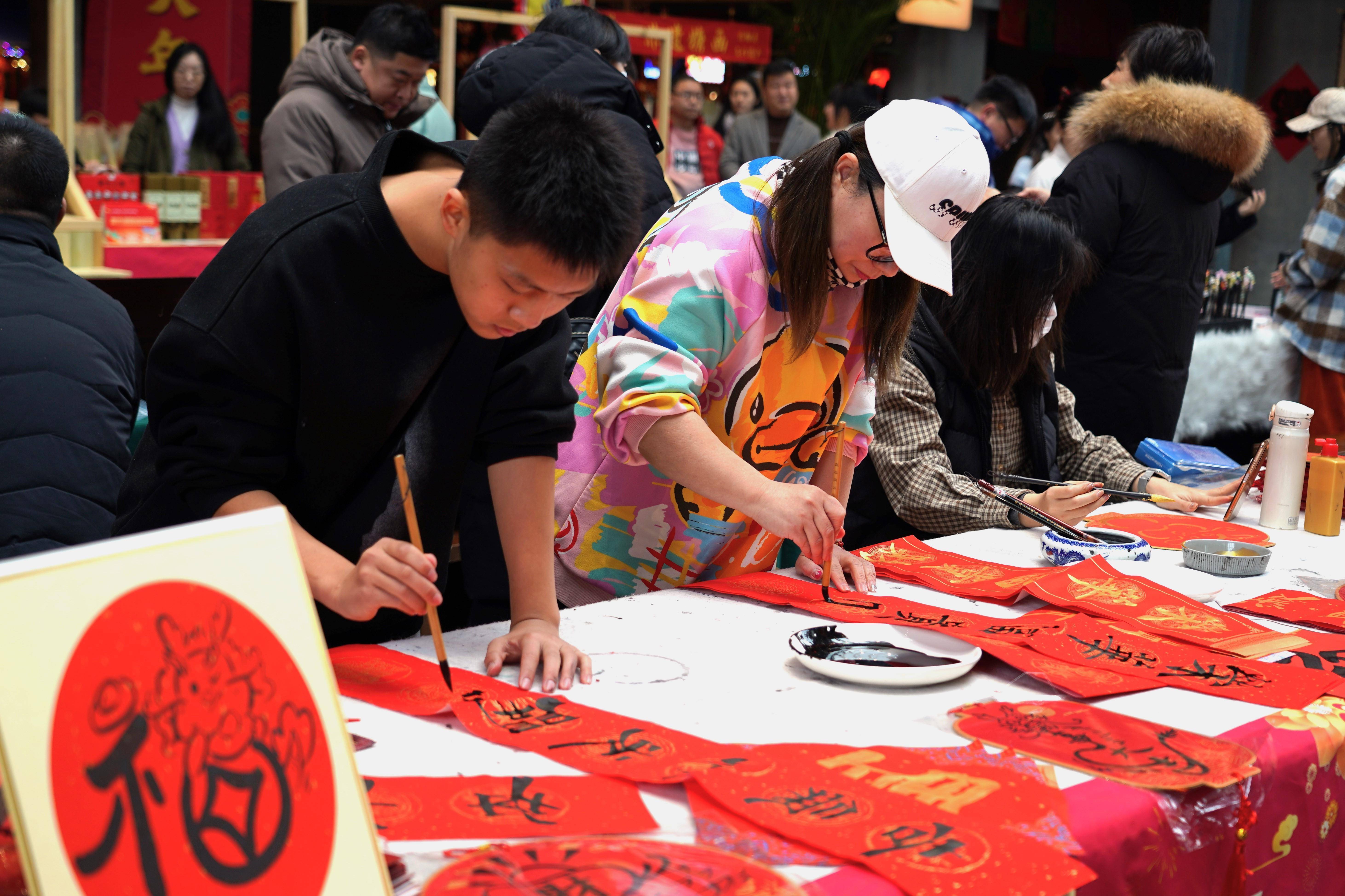 春节前后,高新区围绕赏年俗,逛市集,品美食推出一