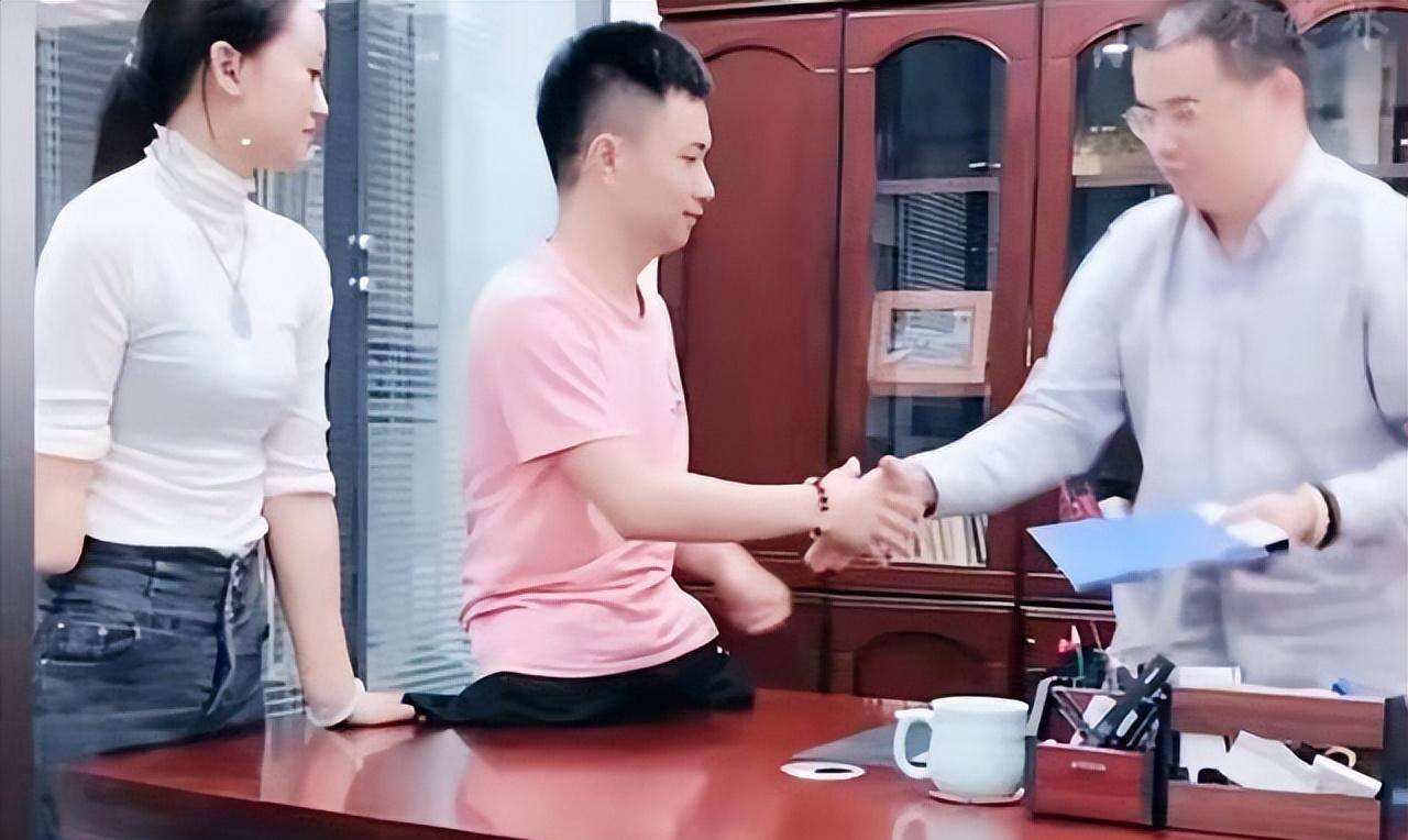 无腿丈夫另寻新欢,独臂阿娇一人带女儿_生活_小波_成为了