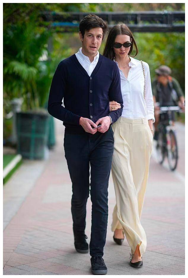 卡莉·克劳斯与丈夫轻松漫步沙滩,超模的日常妙趣横生!