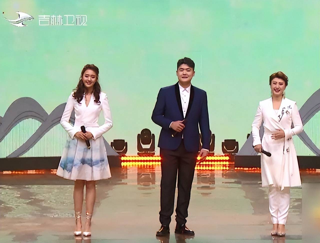 闫学晶:趁年轻多拉一把孩子,第2次带着儿子儿媳上吉林卫视春晚_小品