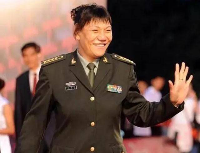 女篮中锋郑海霞享正师级待遇,54岁月薪过万,双腿变形仍独自奔波_篮球