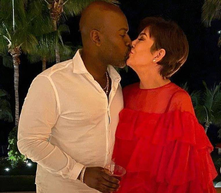 卡戴珊67岁母亲:离婚2次后只谈恋爱,和39岁黑人男友甜蜜亲吻_克里斯