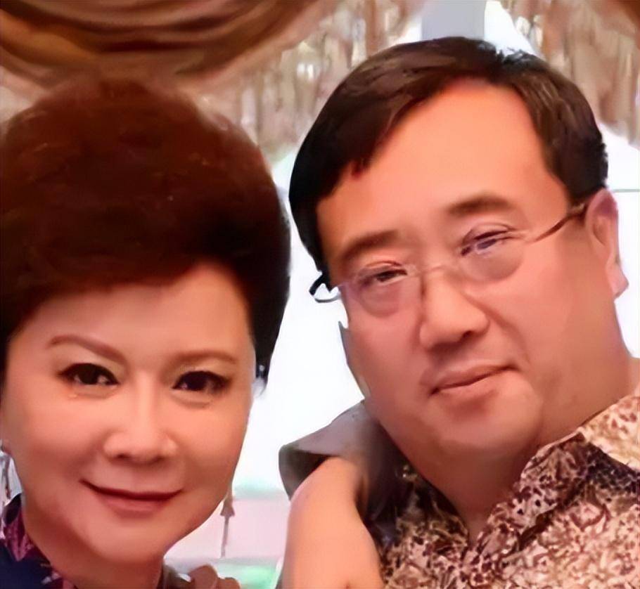 娱乐圈大咖蔡明隐瞒儿子37年,笑匠背后竟隐藏了家庭巨变?