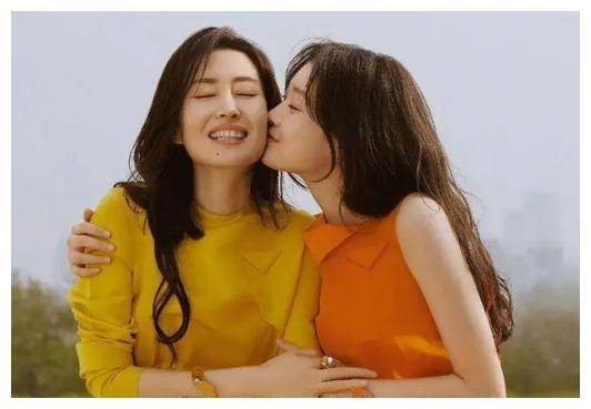 离婚后,刘敏涛独自带着女儿生活.