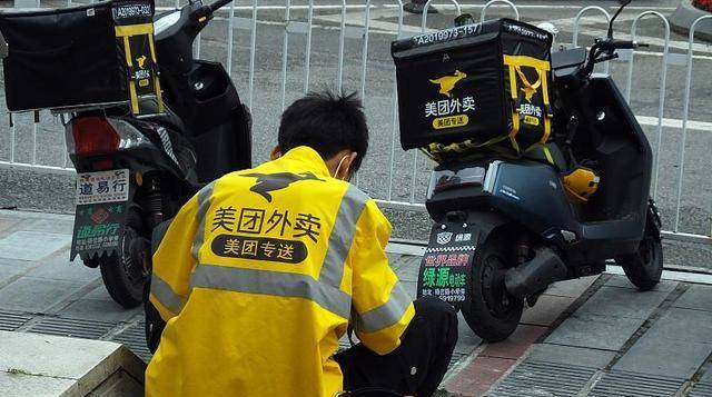 在外卖行业,商家和外卖小哥是相互依存的关系.