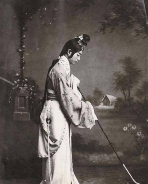 帮主叶春善看中梅兰芳的天赋,亲自传授技艺.