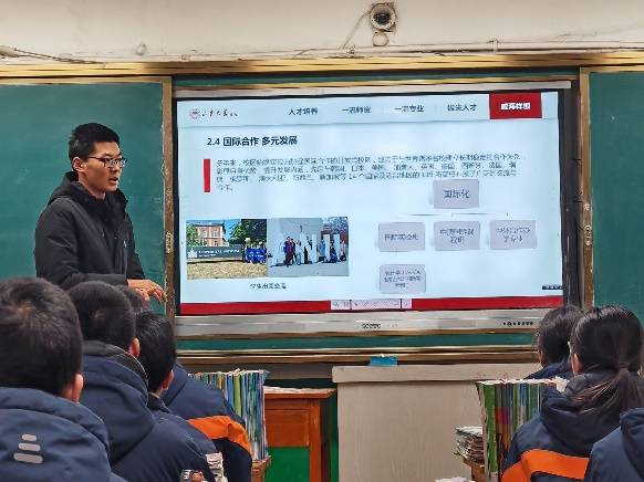 宣讲团成员李昊雷首先前往了东平高级中学进行回访宣讲,重点向同学们
