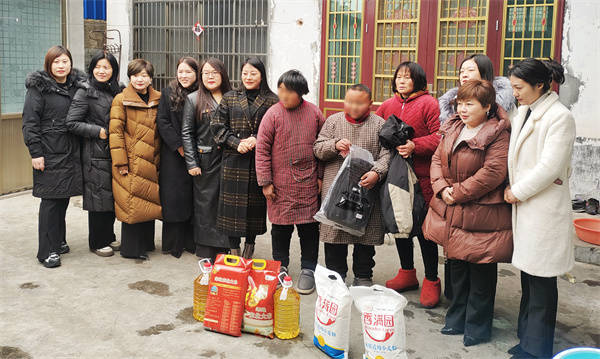 "文怡国际美业"到羊庄开展"善国善行,情系暖冬"活动_儿童_社会_慰问