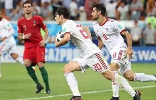 情感爆发！伊朗球员泪如雨下，国外队女球迷泣不成声，泪洒赛场！