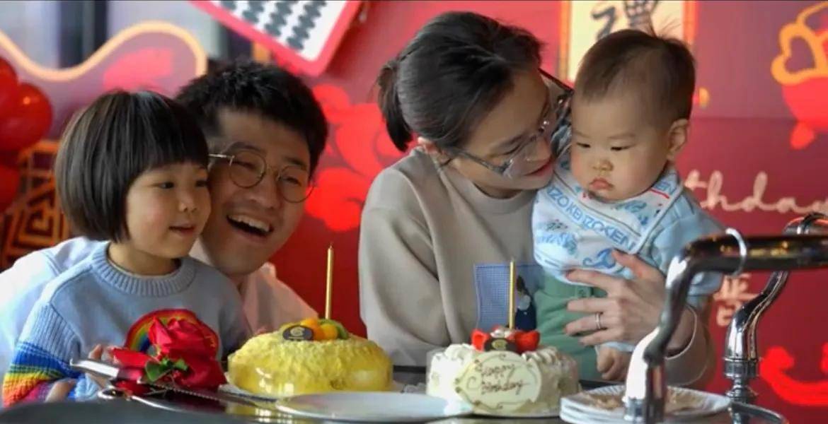 吴敏霞和老公张效诚2017年结婚,2018年12月生下女儿西西,去年2月生下