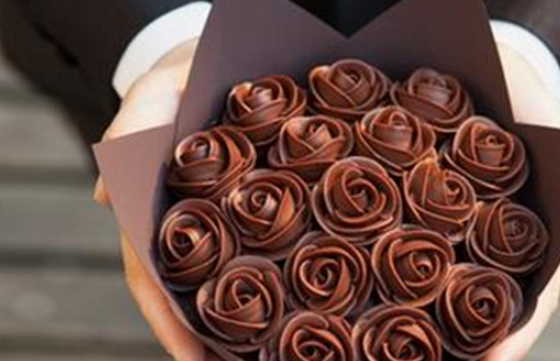 如果情人节男朋友给你这4盒巧克力,你只能拿一盒,你会
