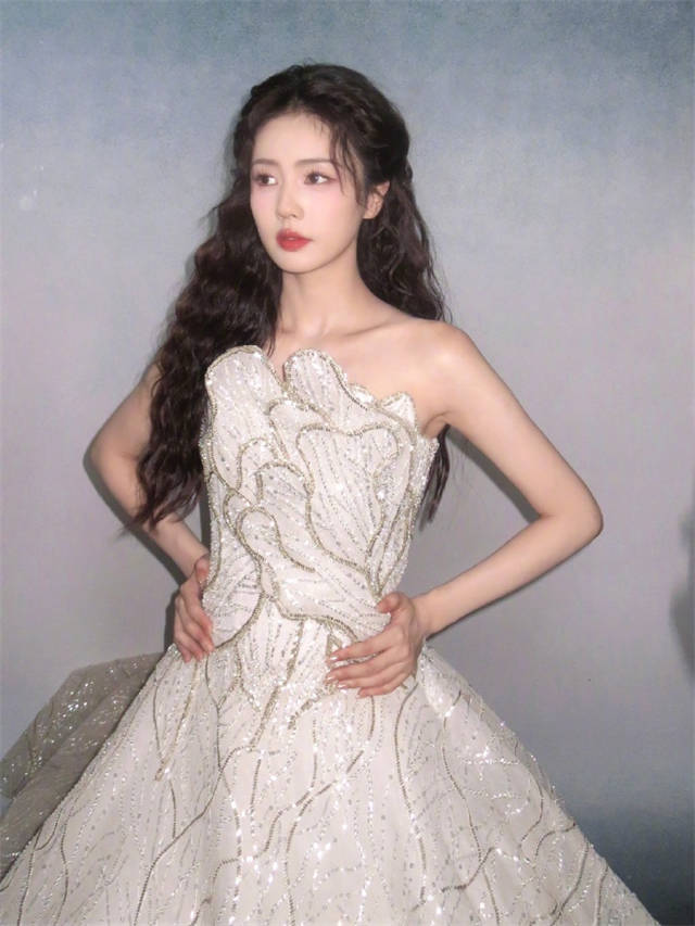 电鳗娱乐-白鹿甜美风,纯白抹胸礼裙亮眼_女性_象征_设计