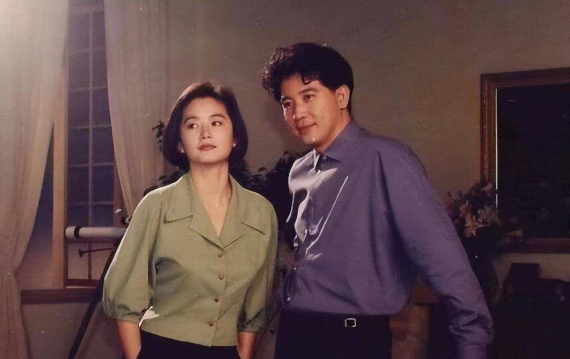 更令人意难平的是,分手之后,林青霞转头嫁给了现任富商丈夫,而秦汉却