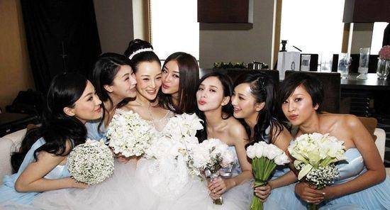 李小璐结婚了,除杨幂外的其他姐妹均担任伴娘.出席活动时,相互站台.