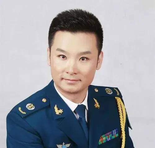 青歌小王子"军旅歌唱家刘和刚,让我们知道成功的背后有艰辛