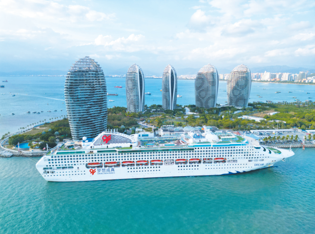 1月14日,"梦想号"邮轮进驻三亚运营并启动首航.