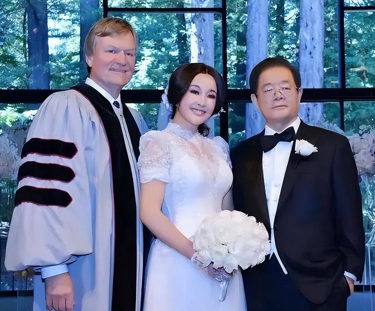 70岁刘晓庆和81岁老公豪宅待客,一个扮嫩似少女,一个显老像爷爷_女性