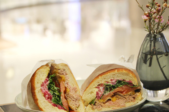 吃沙拉和三明治,当然要搭配一杯翻越万水千山,只为今日相见.