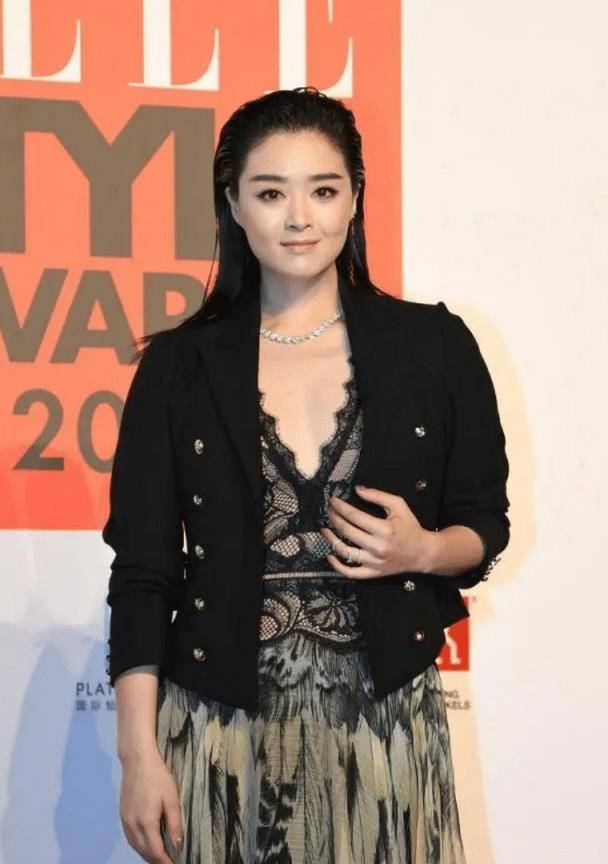 蒋欣造型又翻车了,深v连衣裙配黑西装显胖10斤,终于信有130斤_黑色