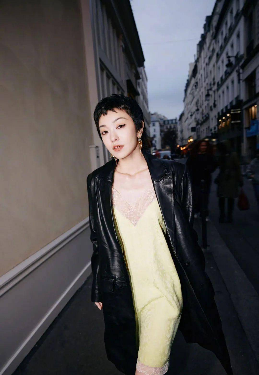 49岁李冰冰晒出冻龄秘密,原来姐每天用精神在吃饭!_大衣_黑色_活动