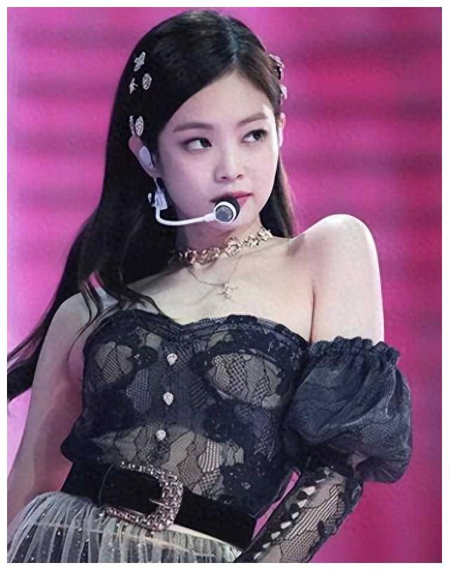 韩国女星jennie因演出服引发争议:暴露侧乳,肚子上赘肉!
