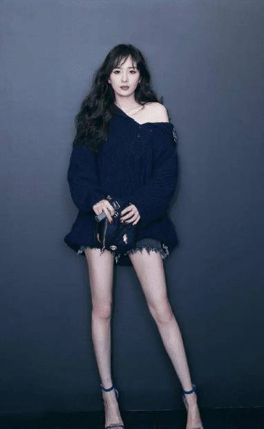 杨幂太有心机了,超短皮裙还故意穿小号显身材,惊现"蜜桃臀"_感觉_版型