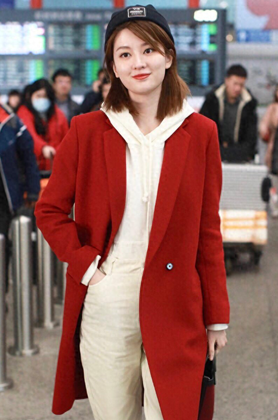 要说乔欣那天的装扮啊,那叫一个红火.她选的那件红色外套,那叫一流!