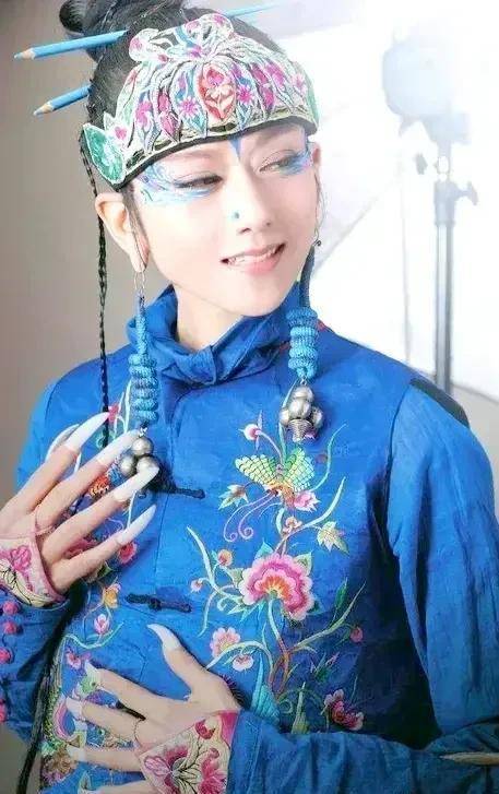 杨丽萍与刘畊宏罕见同框,穿白裙水蛇腰瞩目,状态宛如少女_舞蹈_指甲