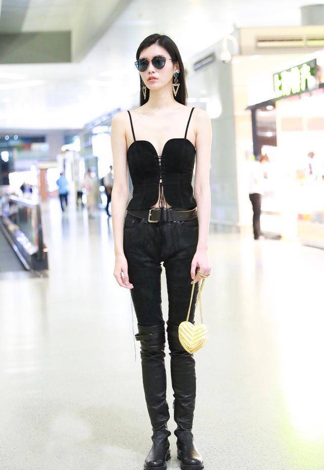 修身的版型将奚梦瑶的修长的大长腿完全勾勒出来,这种修身版型的裤子