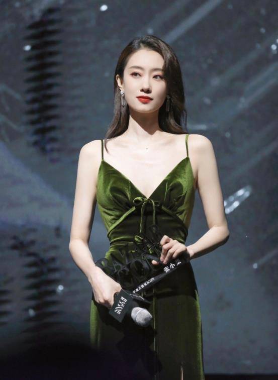 而兰玉也是中国本土成长最迅速,最具影响力的85后婚纱礼服设计师,除了