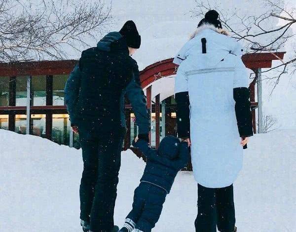 黄晓明一家三口拍同款视频,baby变动漫人物,小海绵神似爸爸_儿子_时候