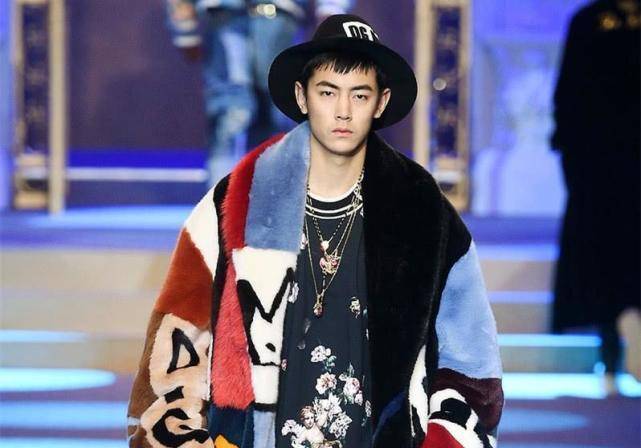 阚清子前男友纪凌尘晒近照,长发贝雷帽衣品下滑显颓废,昔日超模不复