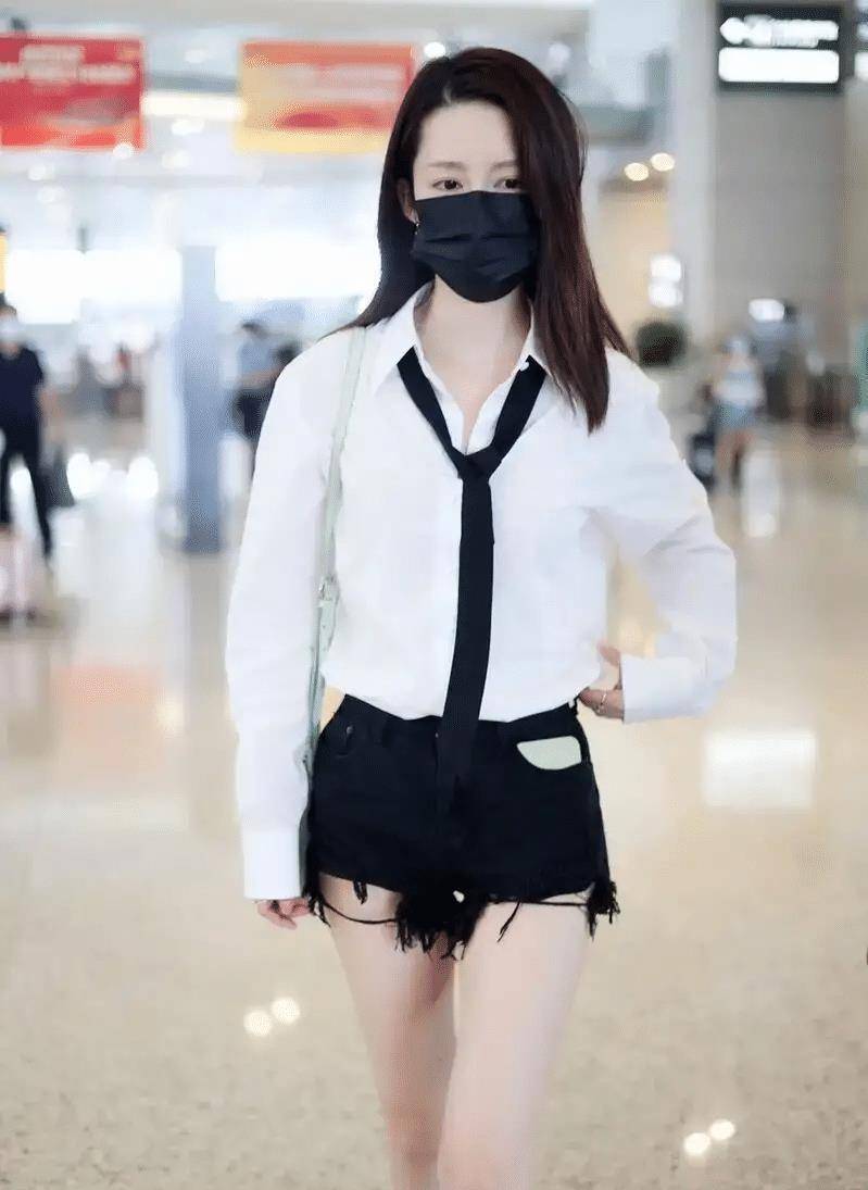 李小璐是"阿姨辈"最会打扮的,白色衬衫配单车裤,洋气又减龄_身材_方式