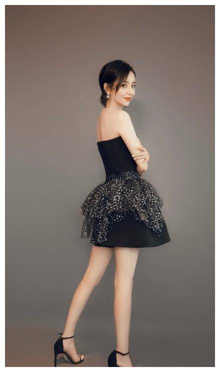 佟丽娅黄明昊剧组被拍,展露纤细手臂,苗条筷子腿抢尽镜头!