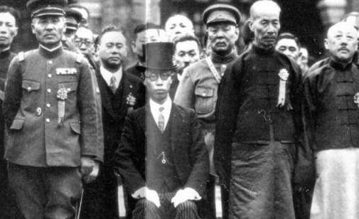 溥仪重游故宫,见导游指着"名贵花瓶",惊呼:这是我小时候尿壶_皇帝