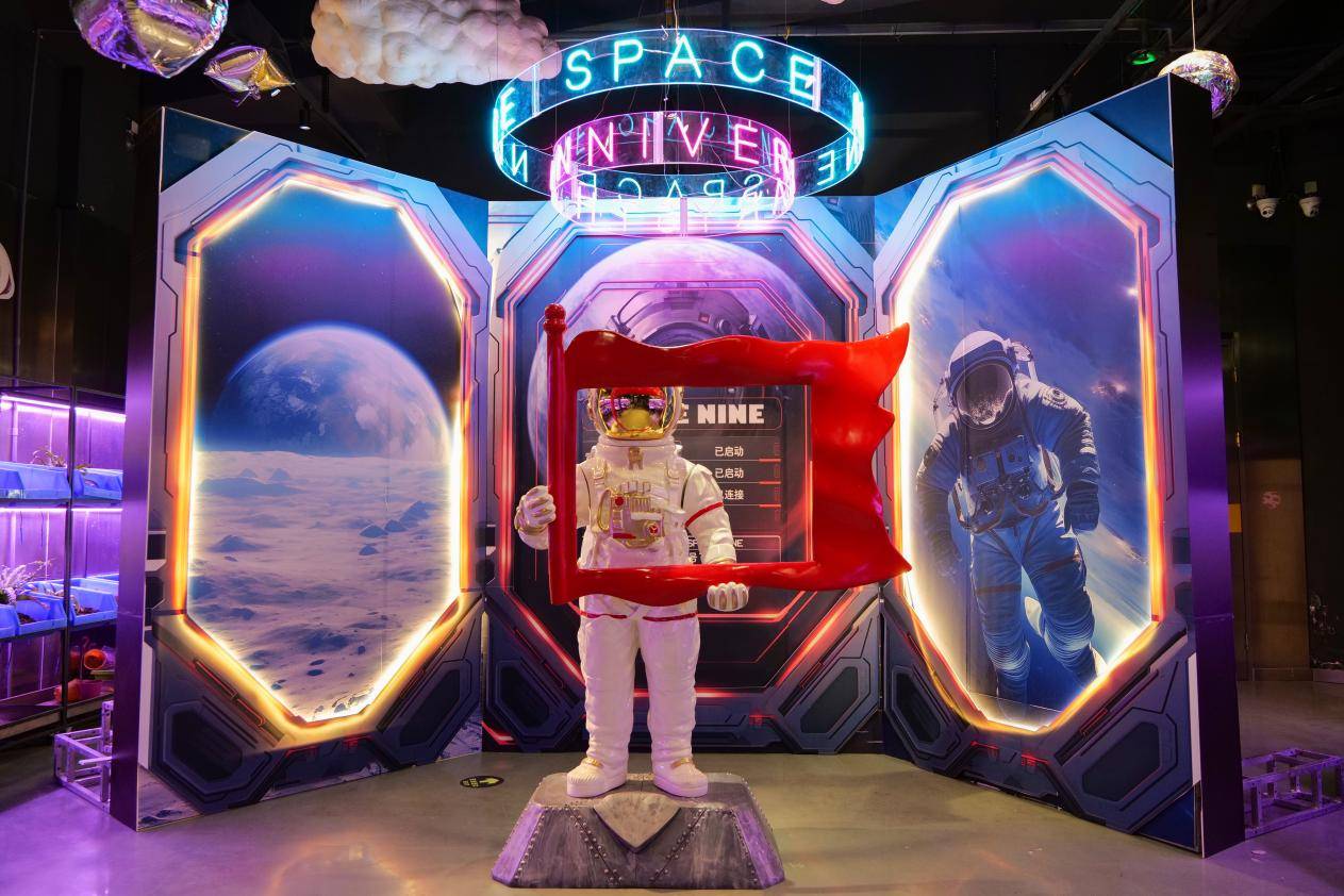 并且,在本次新春活动中,九号宇宙为到馆游客特别准备了过年必不可少的