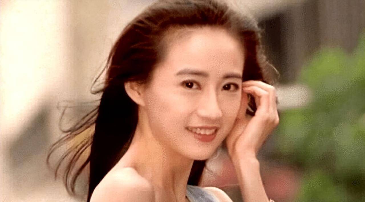 酷似梅艳芳,美过周慧敏,爆红后出家为尼,因父母还俗