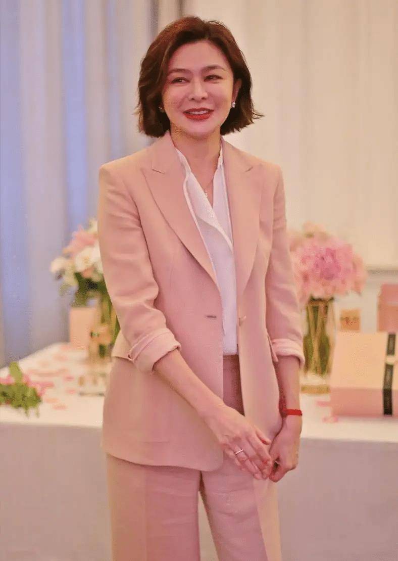 "奶奶辈"的关之琳很懂打扮,牛仔外套配百褶裙,60后太年轻了_感觉_款式