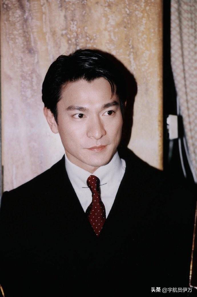 刘德华确实在这方面做的非常的到位,农村出生,早年家庭情况比较艰苦