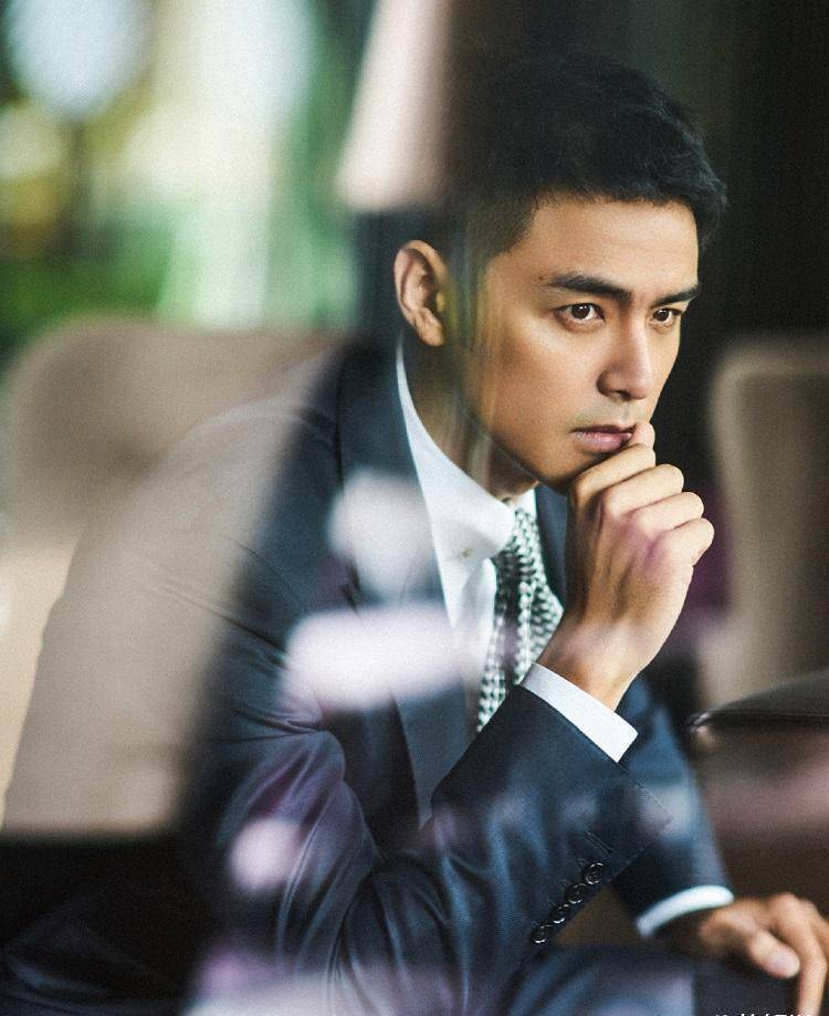 明道在翻红的路上反复试探?从螃蟹舞到烟熏妆,结果却_