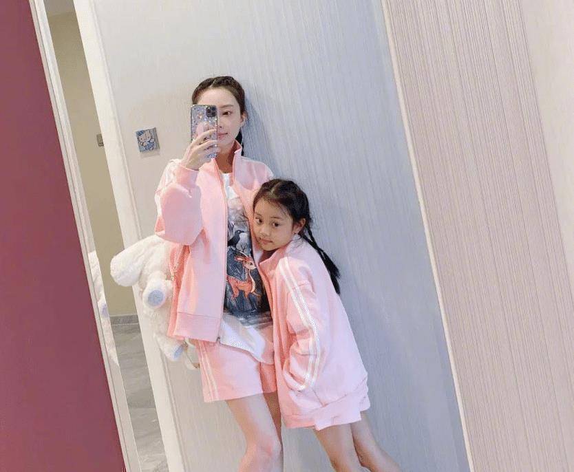 甜馨没有妈妈李小璐陪伴,一人吃力扛自行车,乖巧懂事惹人心疼_贾乃亮