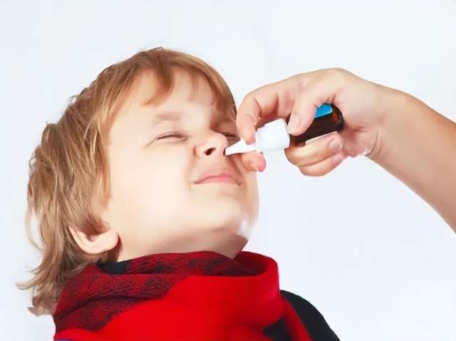 孩子有过敏性鼻炎,喷这个药可能有用,但使用前一定要注意这些