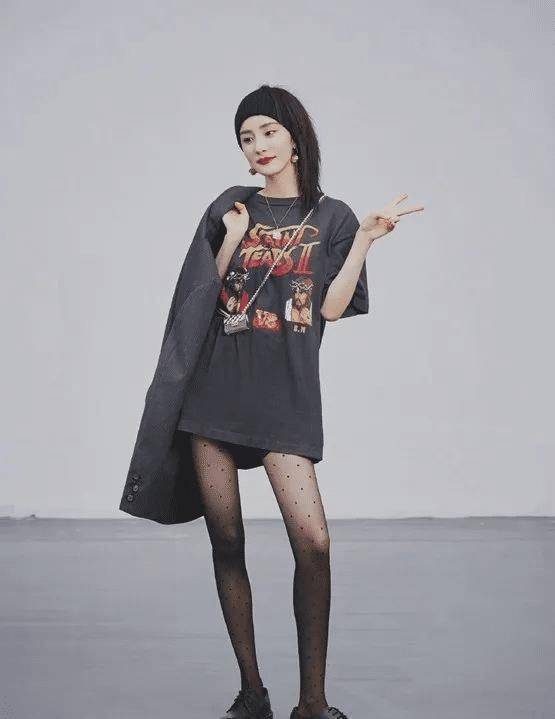 又被杨幂的美惊艳到了,穿刺绣连衣裙优雅迷人,气质真