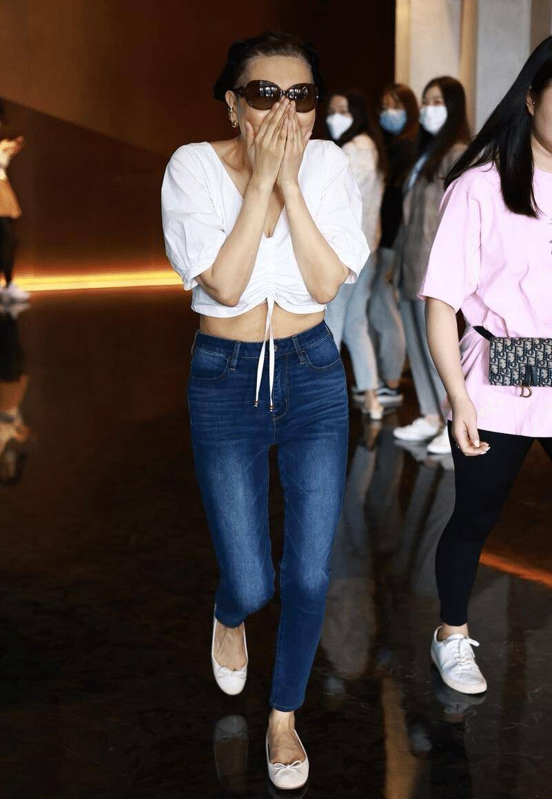 张蔷换发型差点认不出,穿露脐装配牛仔裤时髦洋气,年轻10岁_身材